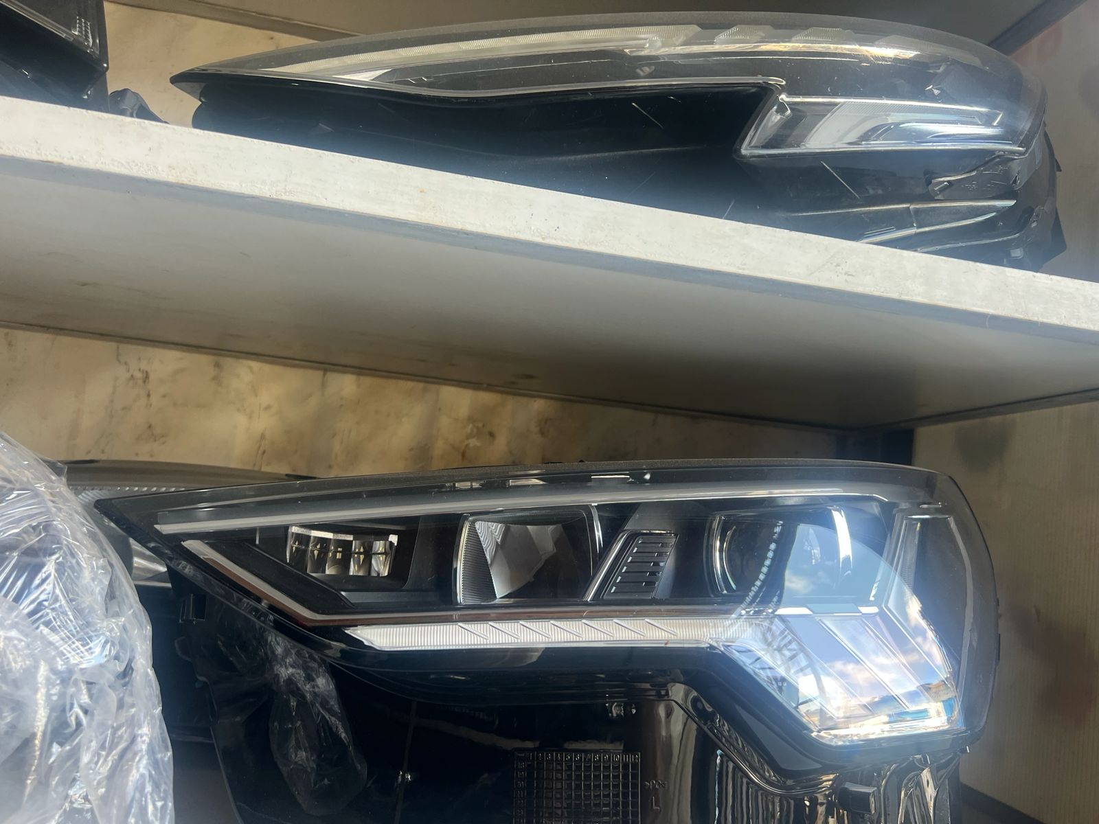 Phares LED Audi rangés sur étagères